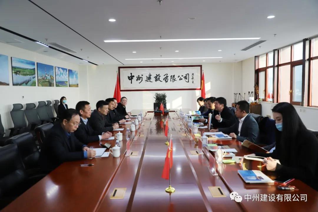 大唐河南清潔能源有限責(zé)任公司總經(jīng)理王永民、金風(fēng)科技集團(tuán)國內(nèi)營銷中心副總經(jīng)理韓明剛一行到我司參觀考察